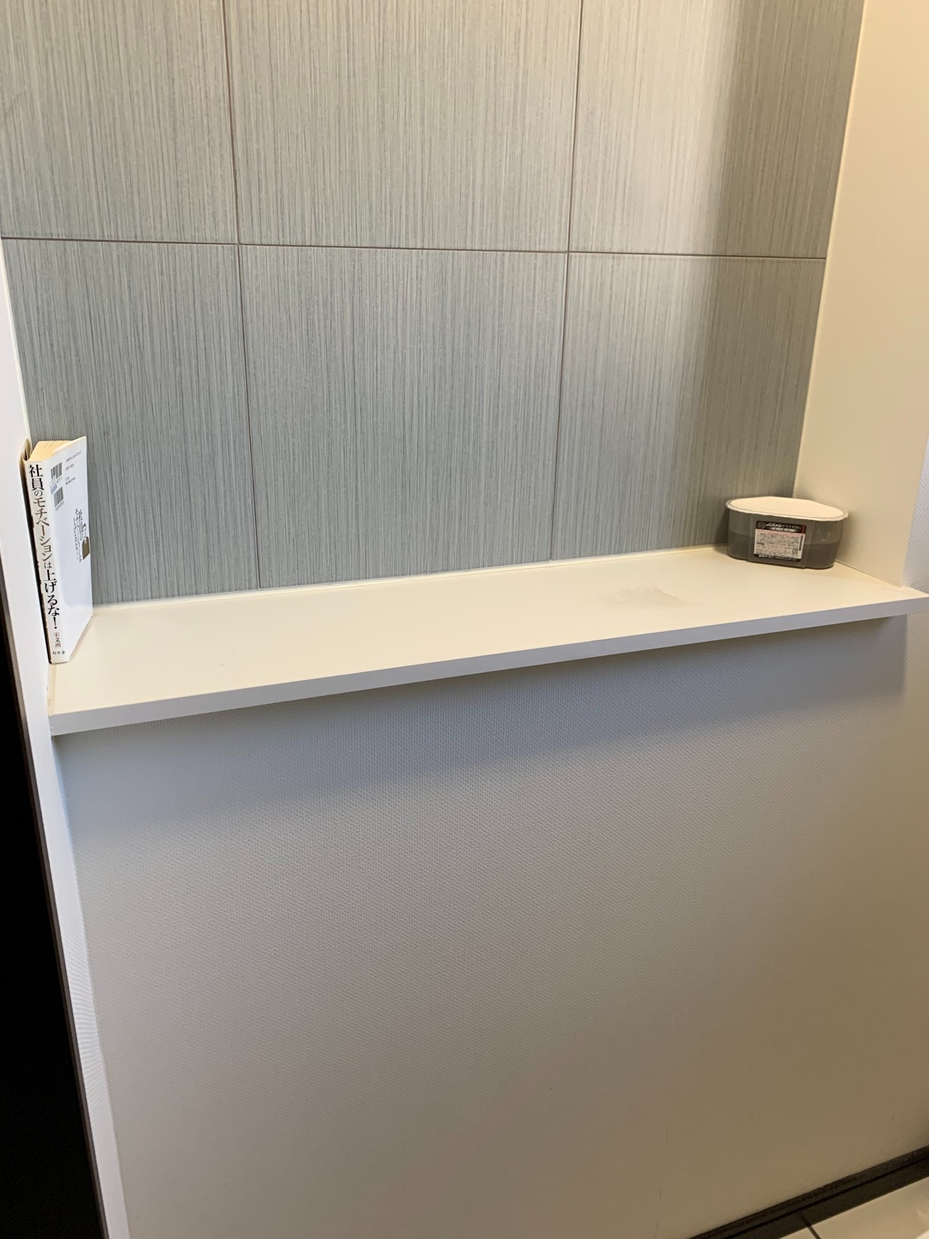 トイレの壁の厚みを利用して手洗い器付きの家具設置